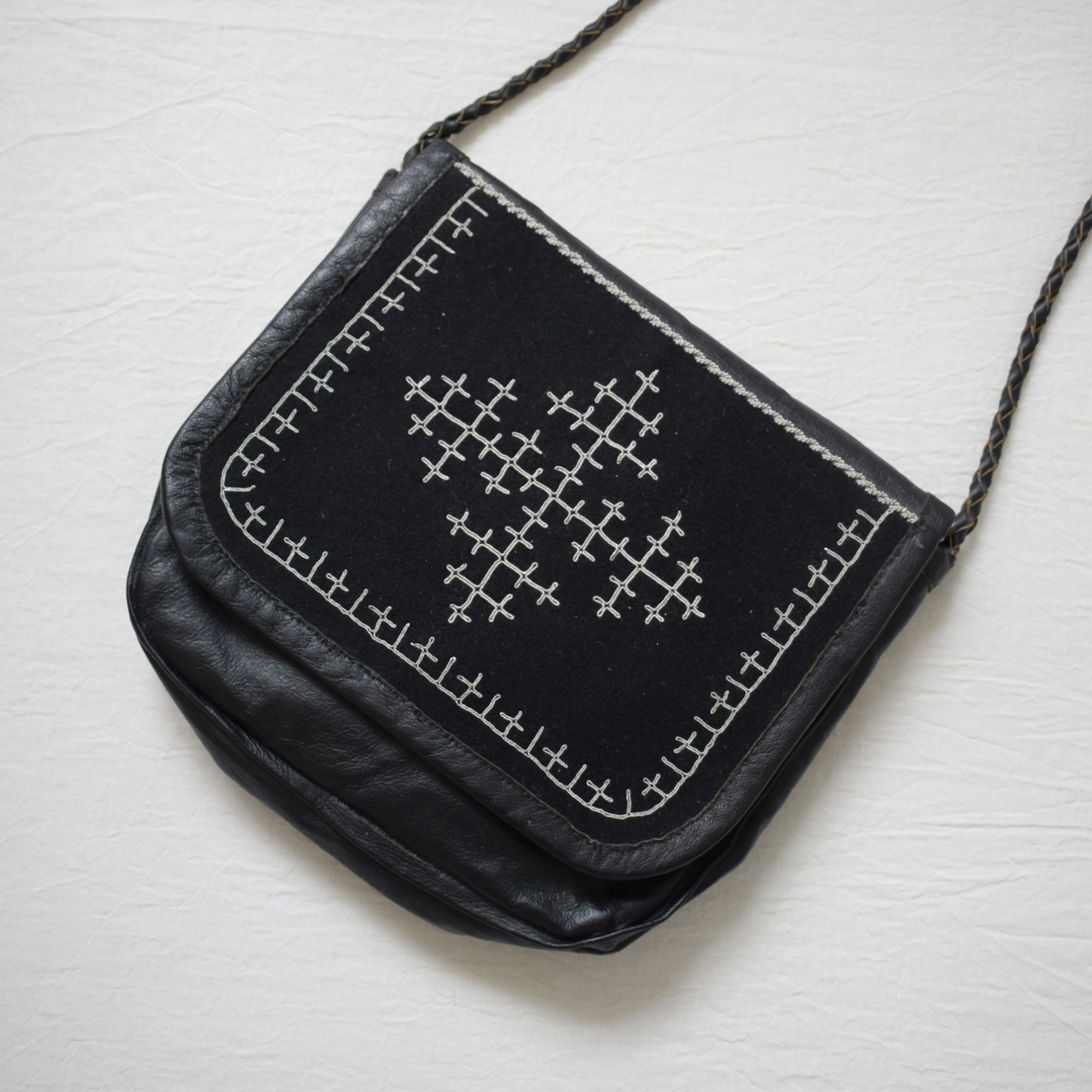 黒のポシェット / サーミ族の伝統工芸品 / ピューター刺繍 No.10