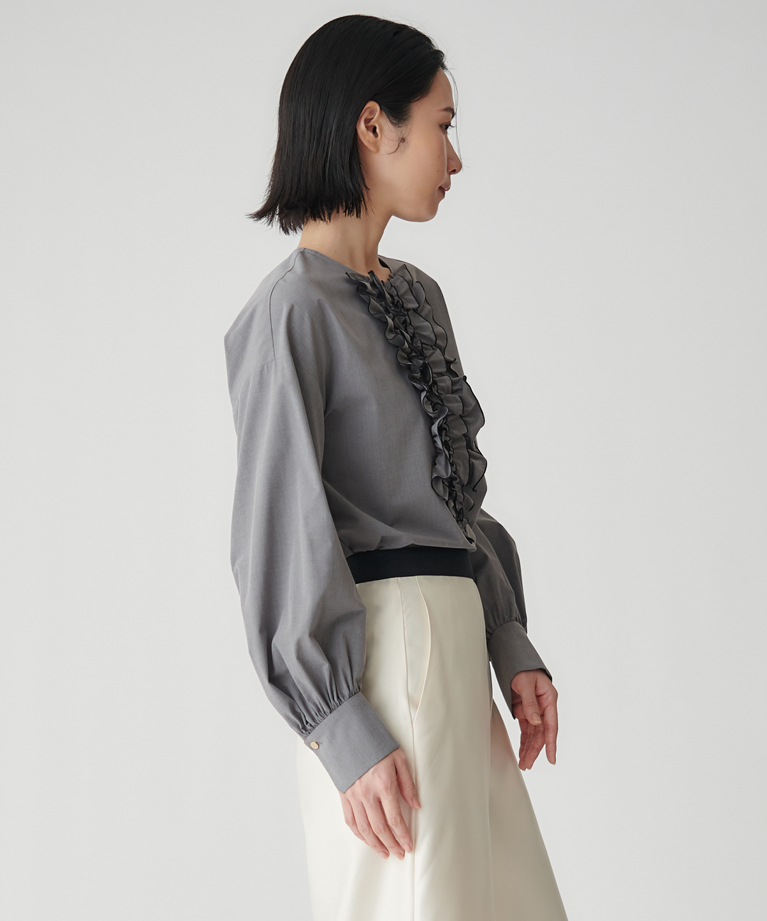 ノーカラーフリルブラウス – FACE SANS FARD