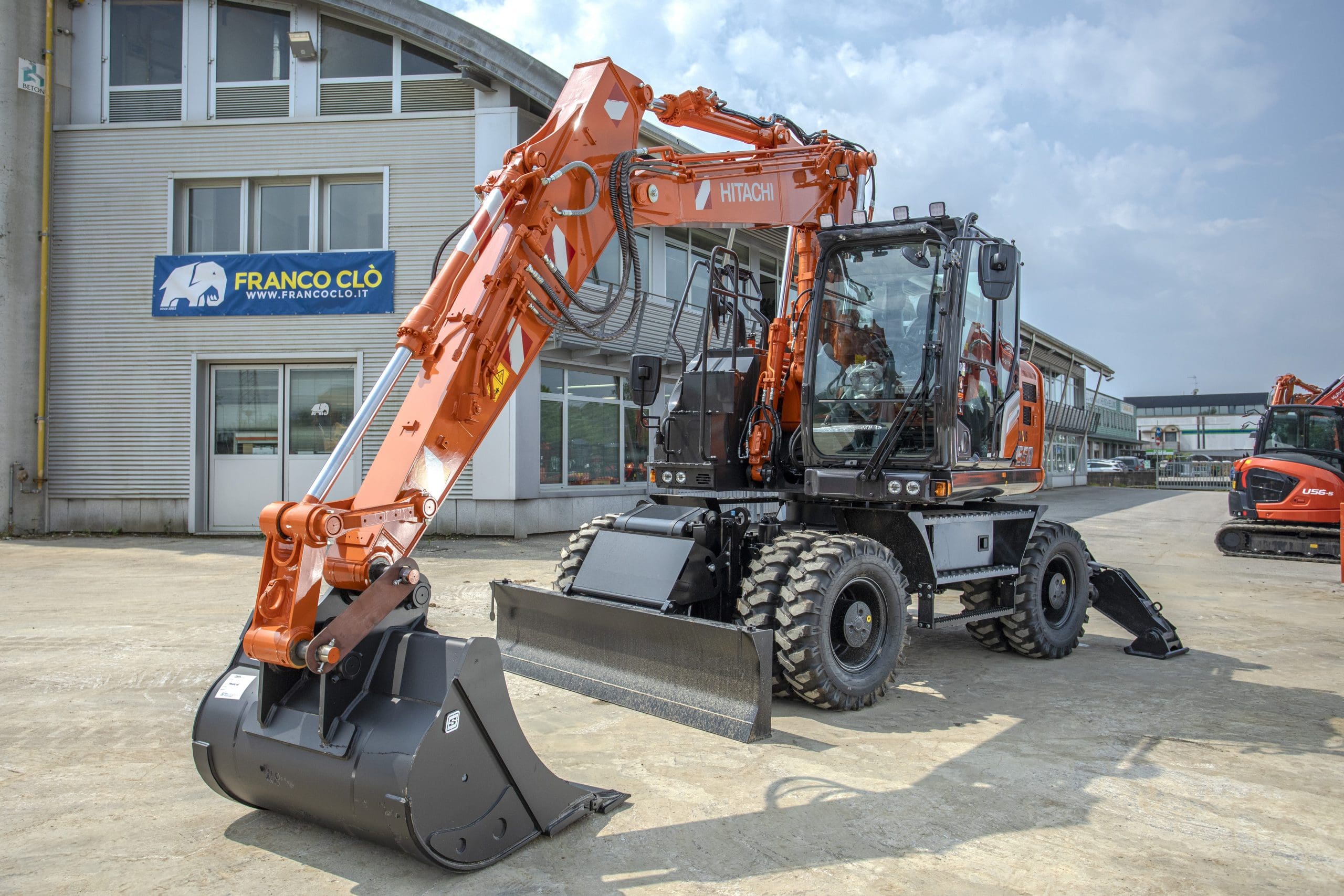Nuovo Hitachi ZX95USB-7: la scelta strategica per imprese e
