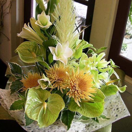 テッポウユリとアンスリュームのグリーンアレンジ ｜花通販