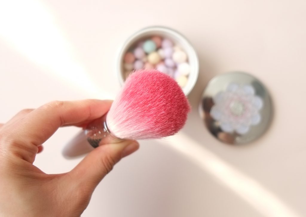 ゲランのチークブラシ メテオリットは美しく肌に乗るプロの仕上がり