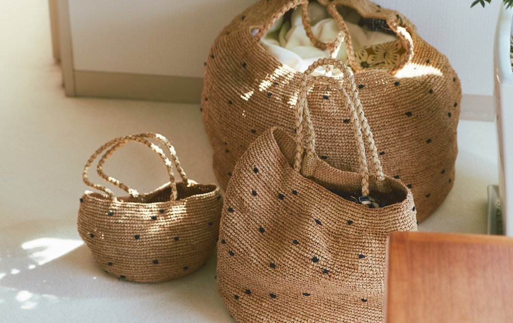 可愛くてほっこり。《ノロ》のドット柄かごバッグとずっと一緒に