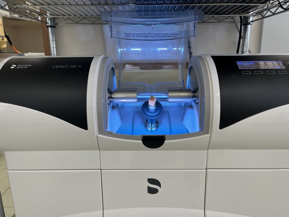 独シロナ社製口腔内スキャナー「プライムスキャン」とミリングマシーン