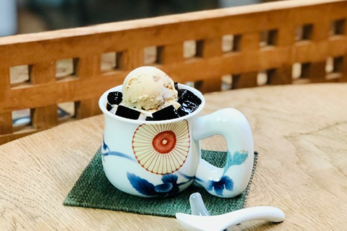 明治 深川製磁 色絵金彩 裏菊文 菊花割鉢 伊万里 有田 明治 深川製磁