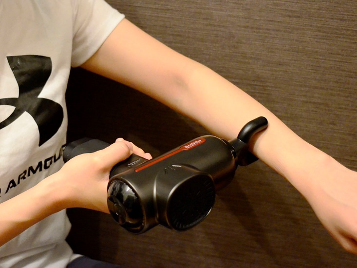 MYTREX（マイトレックス）」のマッサージガンで筋膜リリースに挑戦