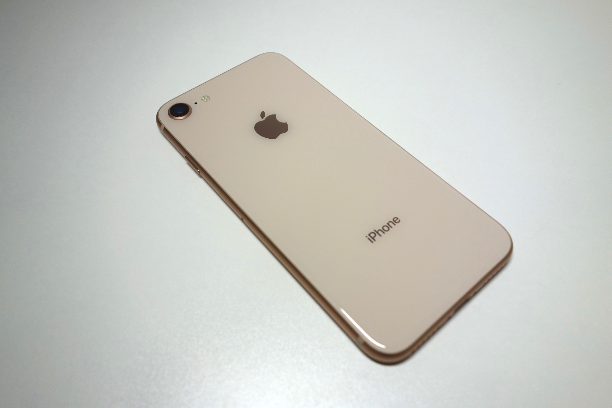 iPhone XにはないiPhone 8限定色「ゴールド」を写真でレビュー