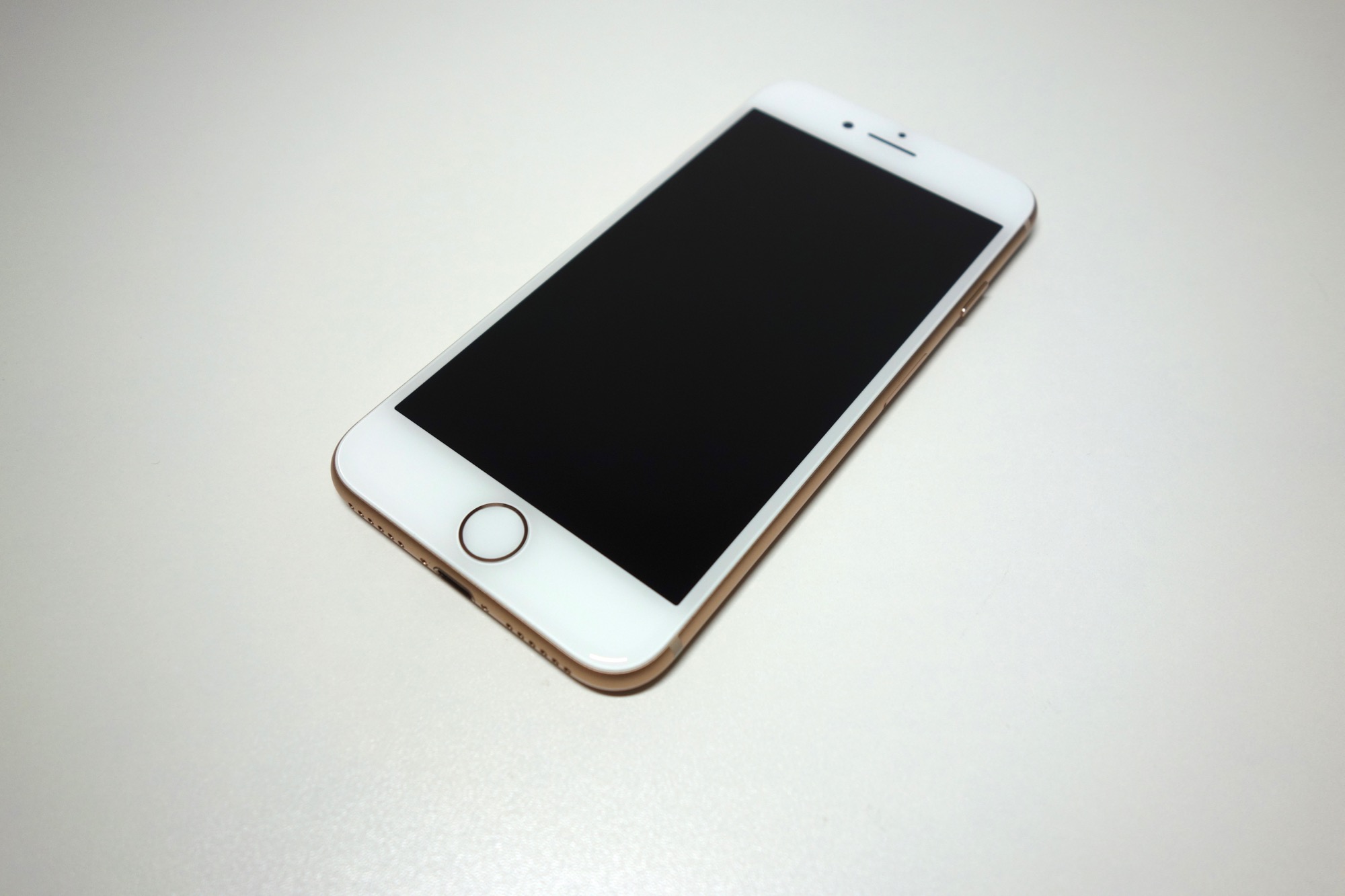 iPhone XにはないiPhone 8限定色「ゴールド」を写真でレビュー