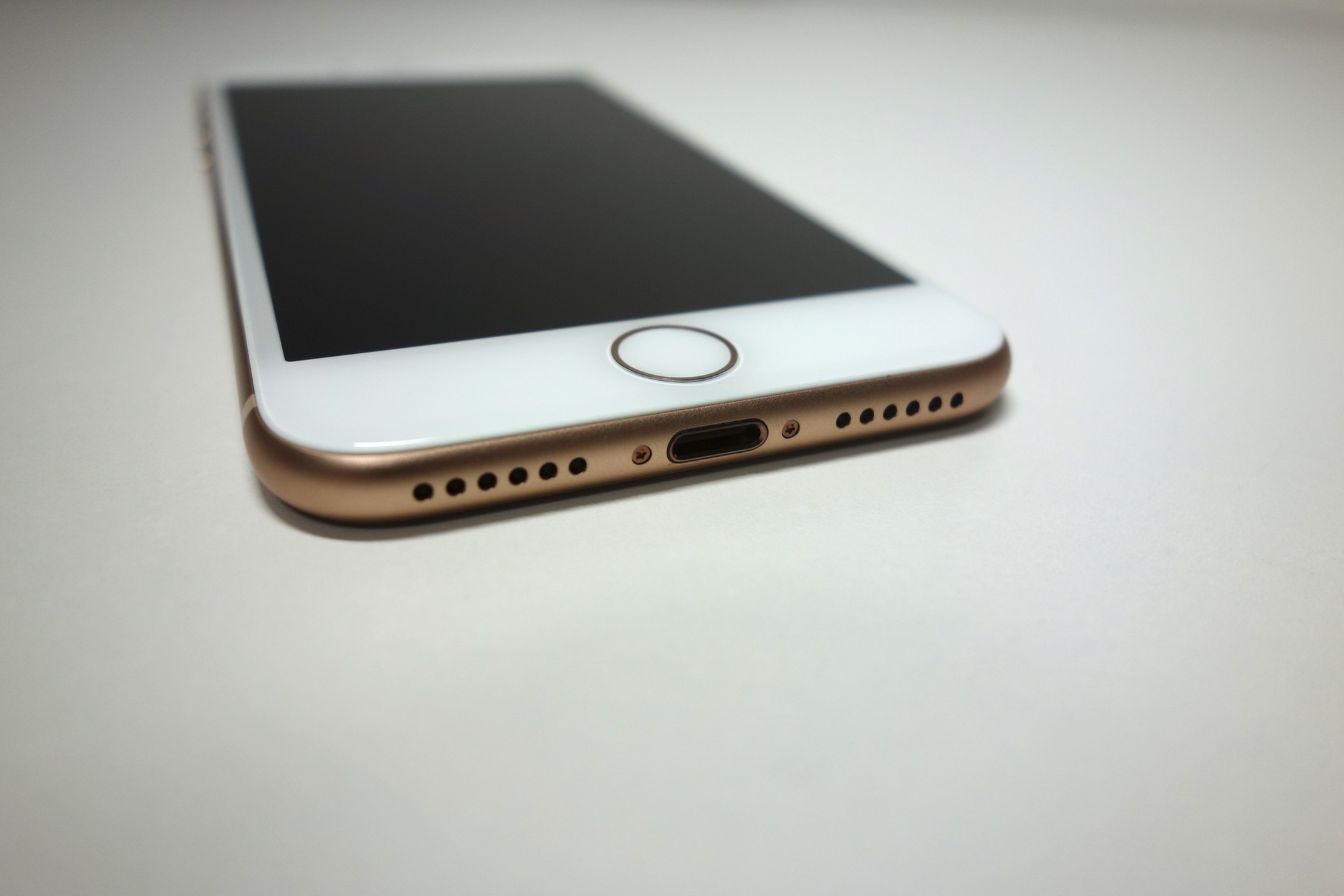 iPhone XにはないiPhone 8限定色「ゴールド」を写真でレビュー