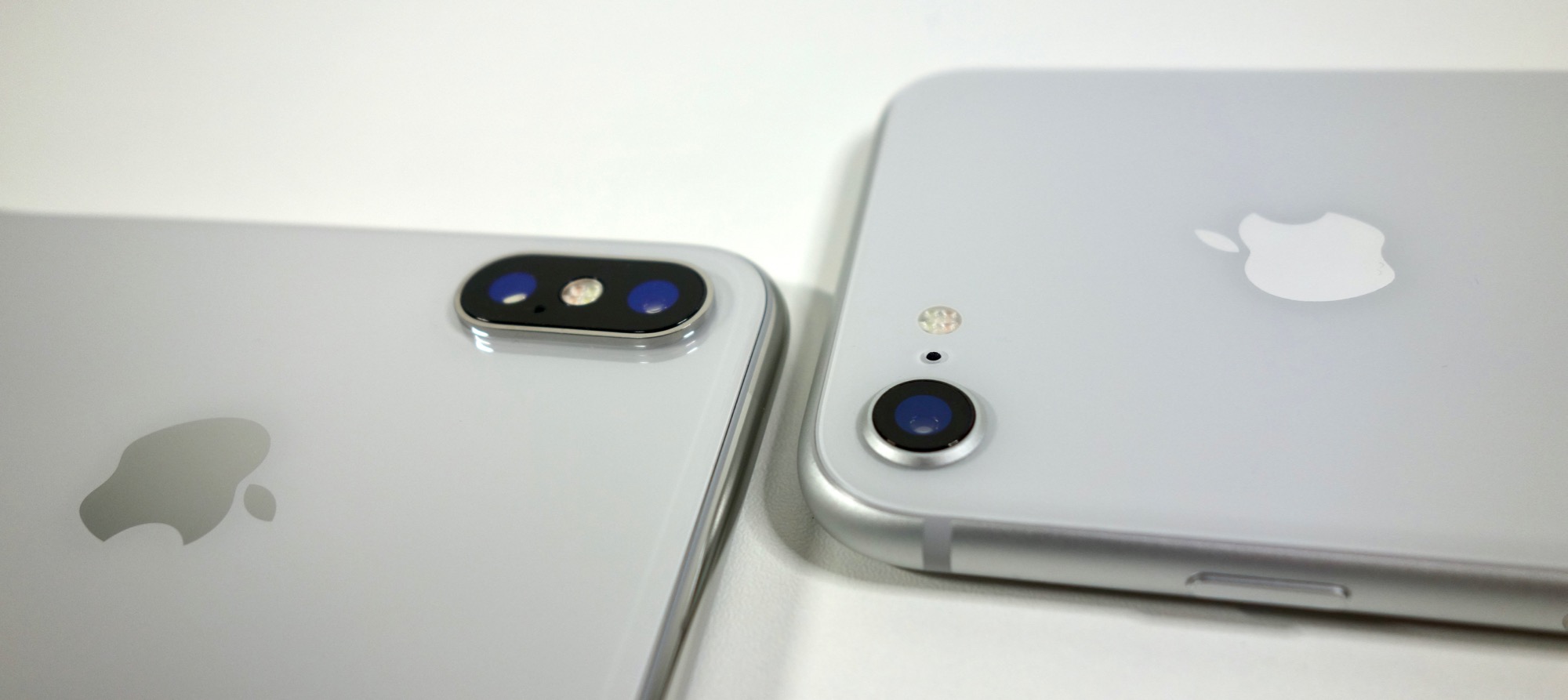 iPhone Xシルバー外観レビュー、iPhone 8と比較して金属部分が光沢質感
