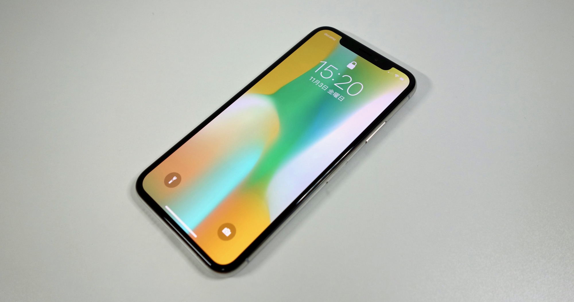 iPhone Xシルバー外観レビュー、iPhone 8と比較して金属部分が光沢質感