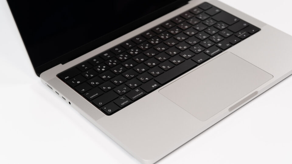 新型MacBook Proと相性抜群。新「ブラックアウトステッカー」レビュー