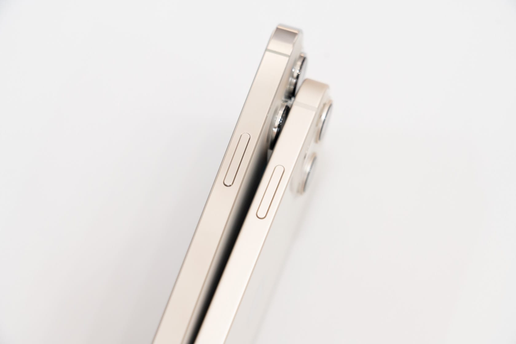 iPhone 13の新色「スターライト」はどんな色？旧機種のホワイト・Proの