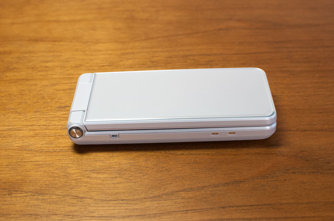 AQUOS ケータイ2 601SH/602SH」羊の皮を被った狼？ガラケーみたいな