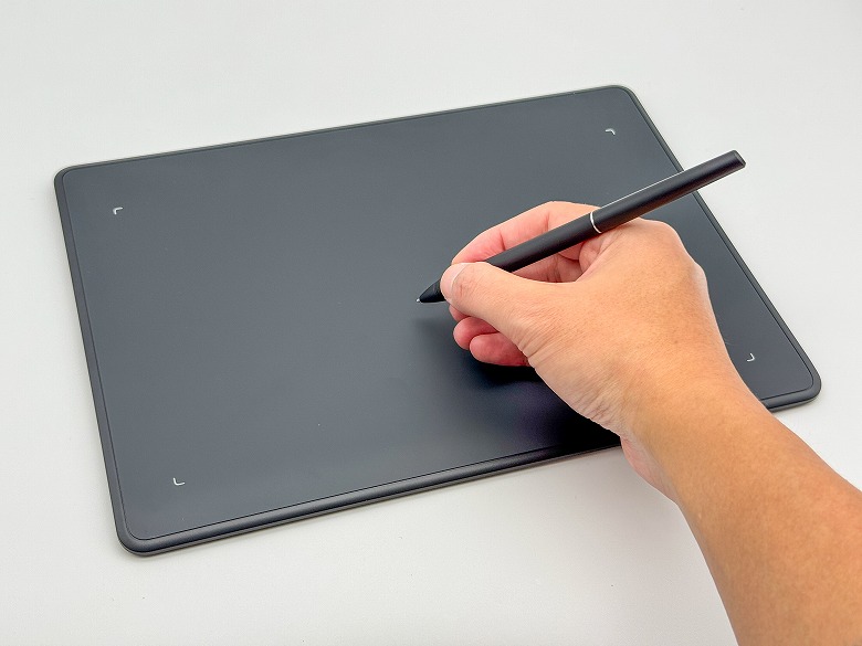 HUION Inspiroy Frego M レビュー】高性能スリムペンで自由自在！紙の