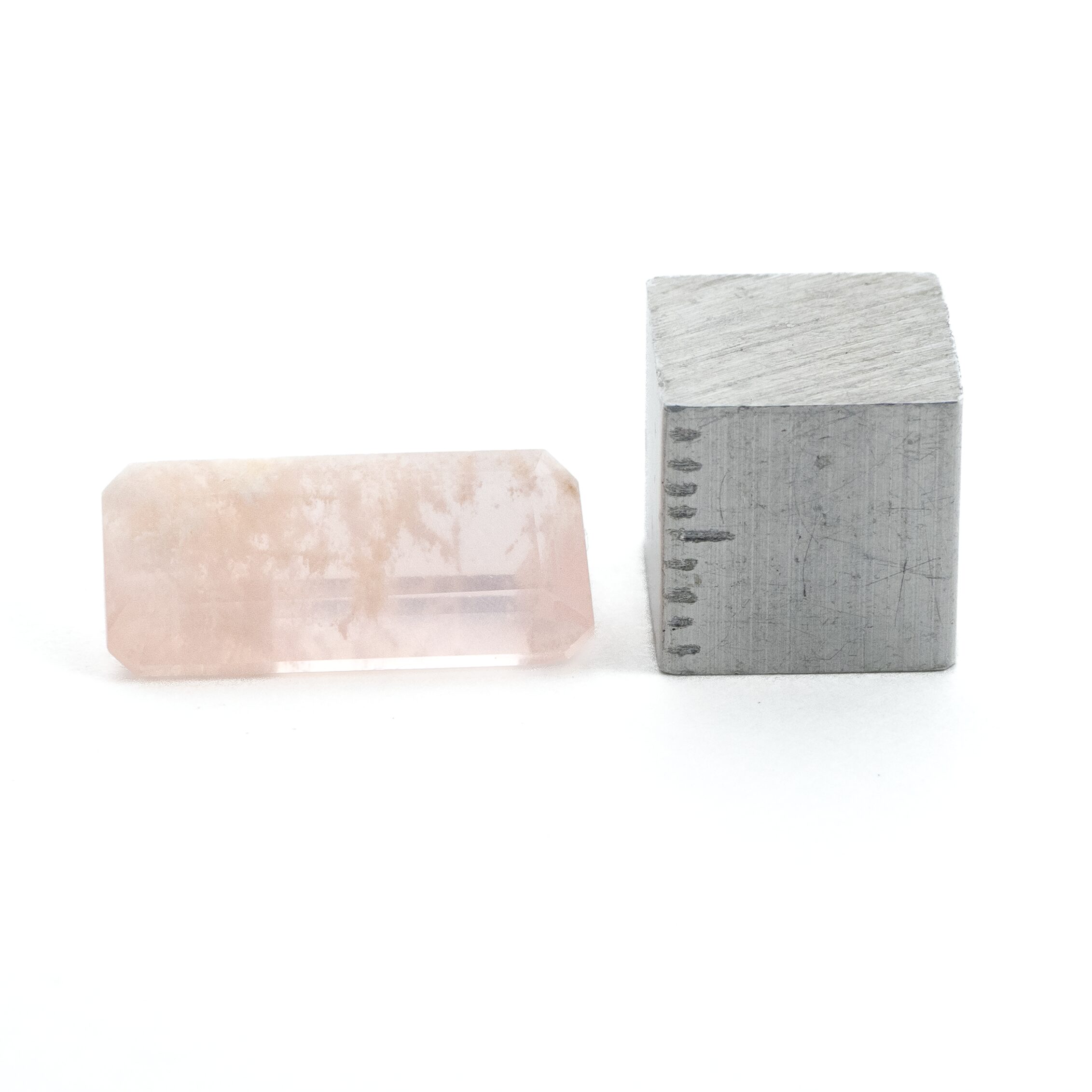 珍しい景色のような内包物入り】ガーデンローズクォーツ 4.7ct | まる