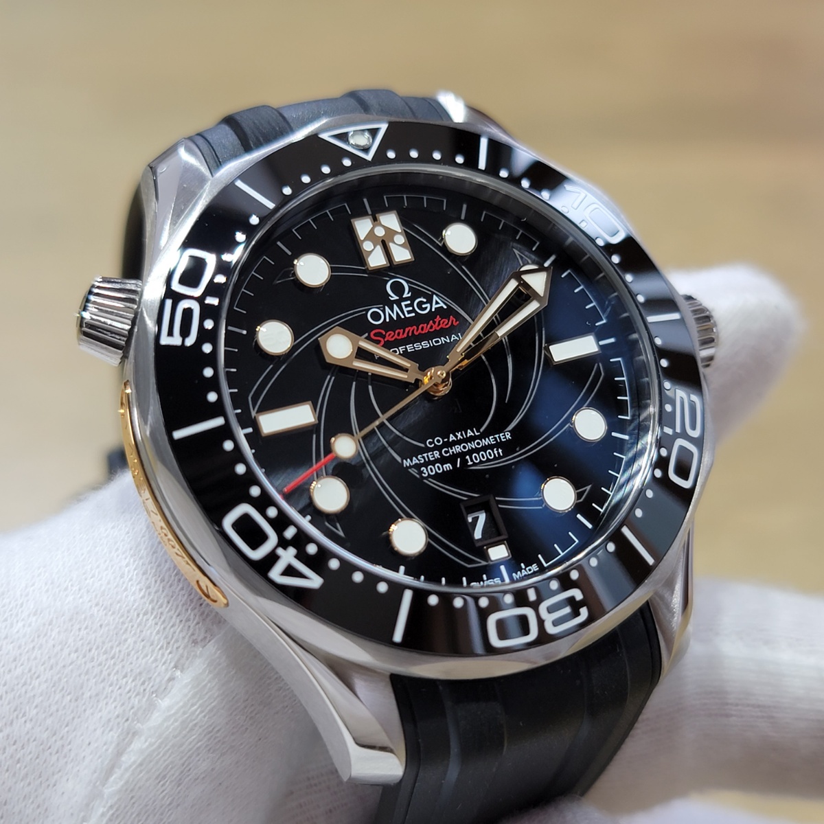 007 No Time to Die 公開記念 オメガ シーマスターダイバー300 女王