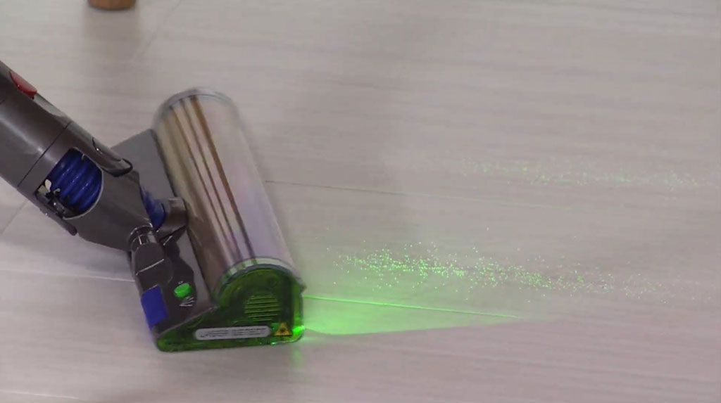 ダイソンがレーザー照射でホコリを可視化するコードレス掃除機「Dyson