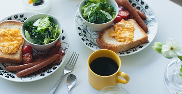 九谷青窯・米満麻子さんの「色絵葉っぱに蝶」が入荷しました