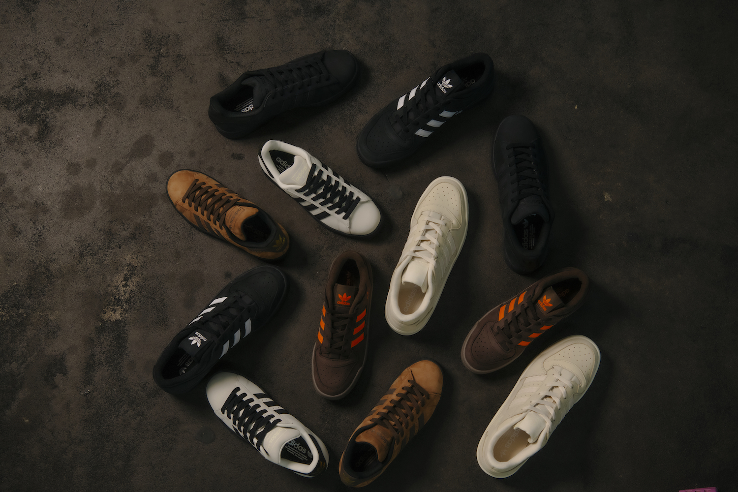 スニーカースタイルがいつもより上品になる、ヌバックレザーのadidasが