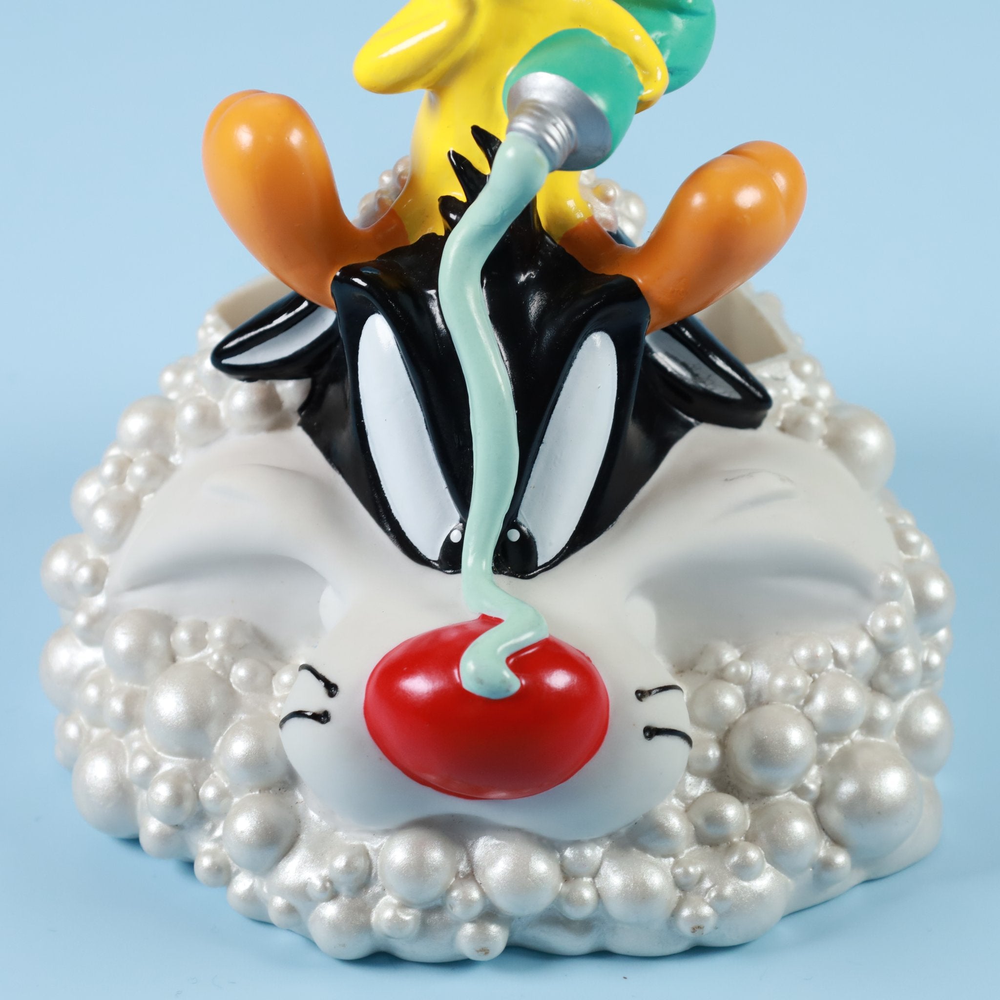 バスルームのコメディ — トゥイーティーとシルベスターが奏でる日常の