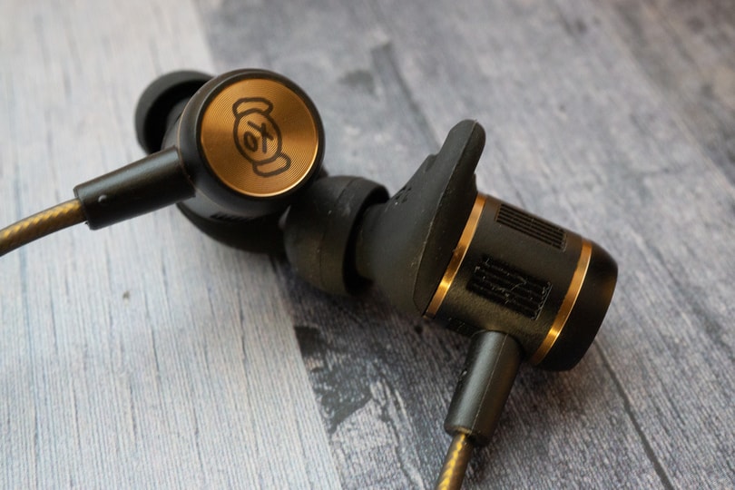 感動する音】セミワイヤレス版ピヤホン「AVIOT WE-BD21d-pnk（ピヤホン