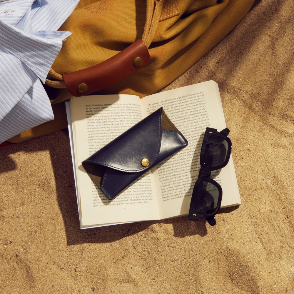 アイウェアと旅～眼鏡ケースのある生活～ - ブライドルレザーの名門