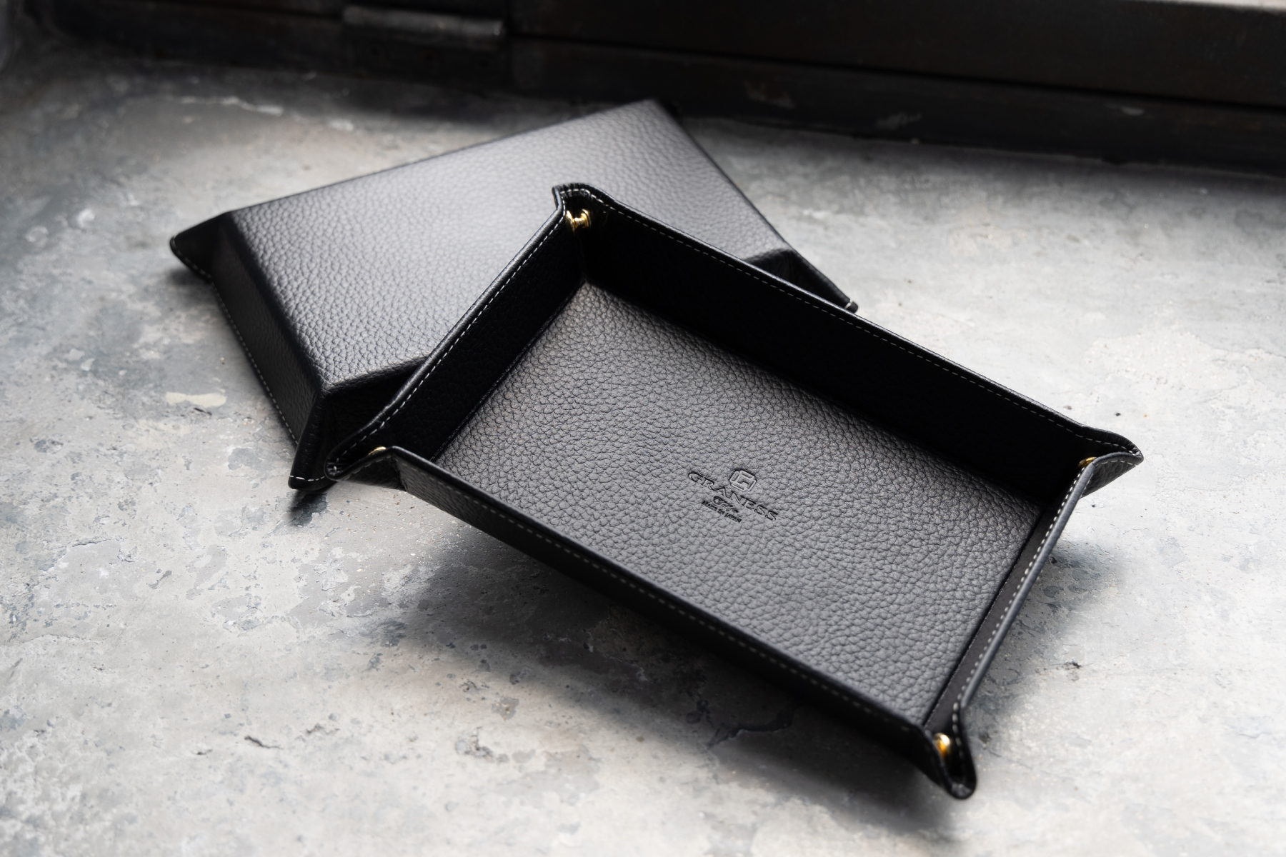 本革ウォッチトレー＜L＞｜高級レザー使用の名入れ可能な記念品