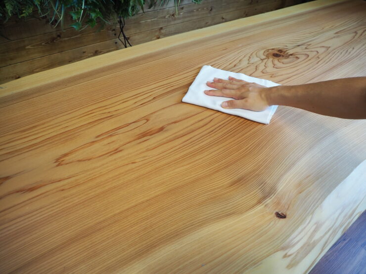 蜜蝋ワックス】無垢材に自然な風合いでコーティング。PCデスク天板を