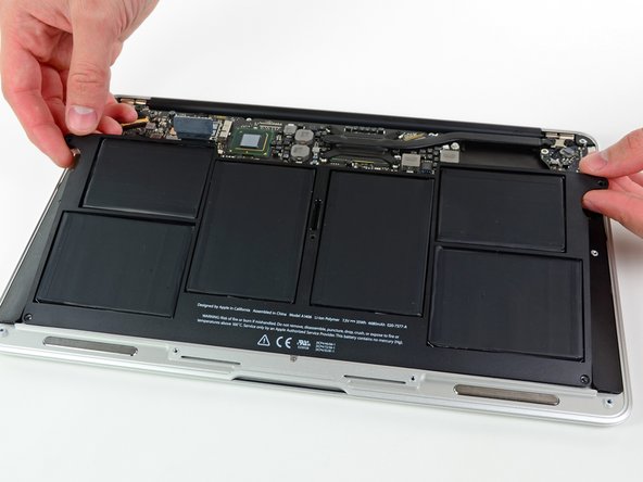MacBook Air 11インチ Mid 2011 I/Oボードの交換 - iFixit 修理ガイド