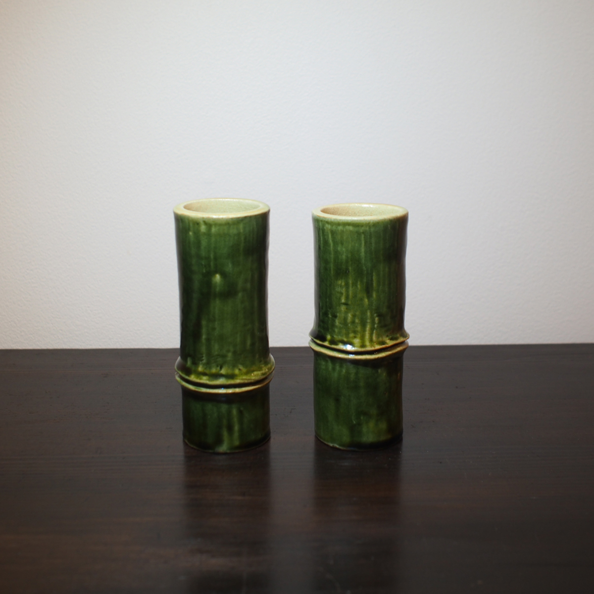 竹をモチーフにした陶器の壁掛け花器。竹掛花、短形 | 愚陶庵