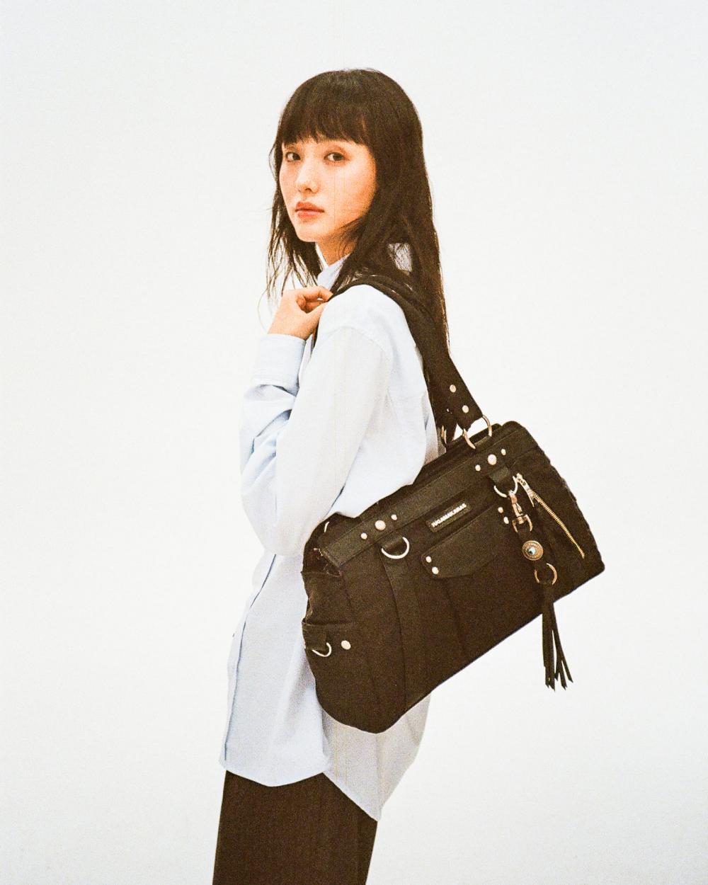 スタッズナイロンショルダーバッグ（ブラック） | IUGAMAKARAS | HANA