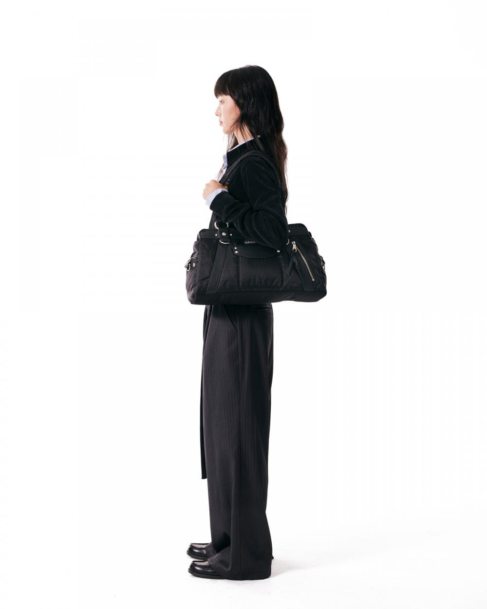 スタッズナイロンショルダーバッグ（ブラック） | IUGAMAKARAS | HANA