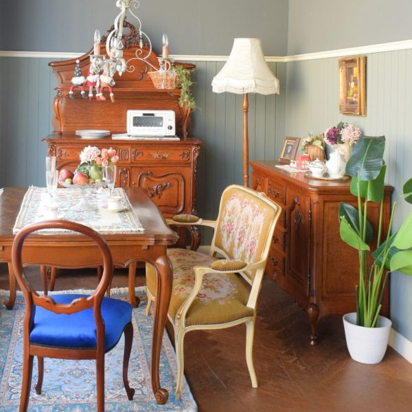 フランスのアンティークソファ、プチポワンの刺繍が美しいおしゃれな