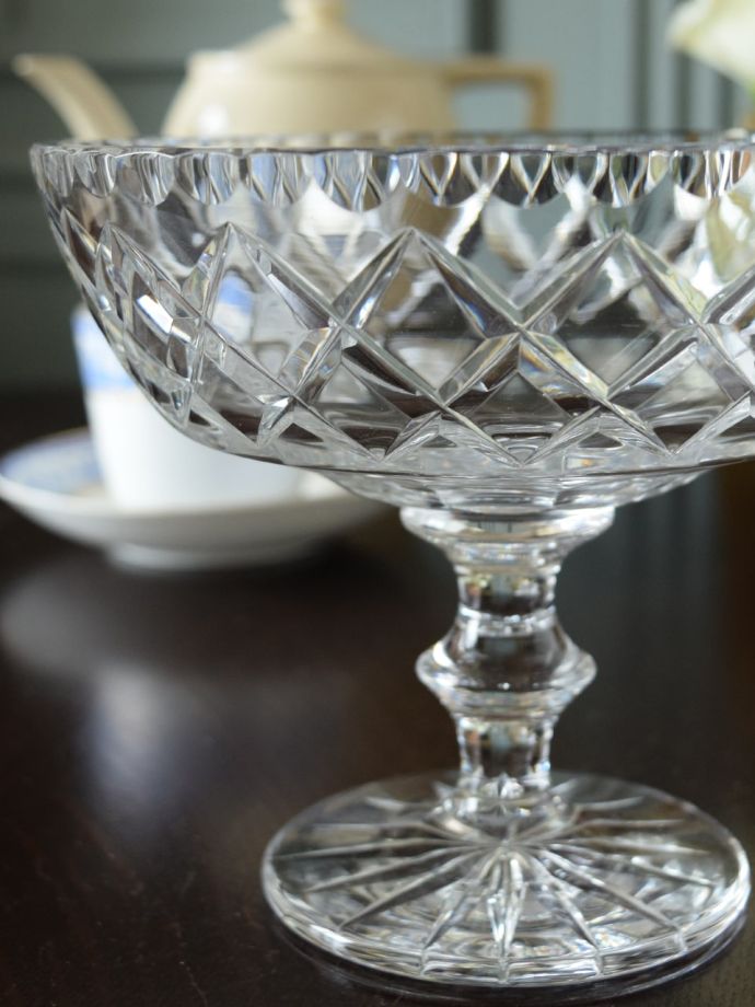 アンティークのガラス食器、脚付きの小ぶりなガラスのコンポート(m