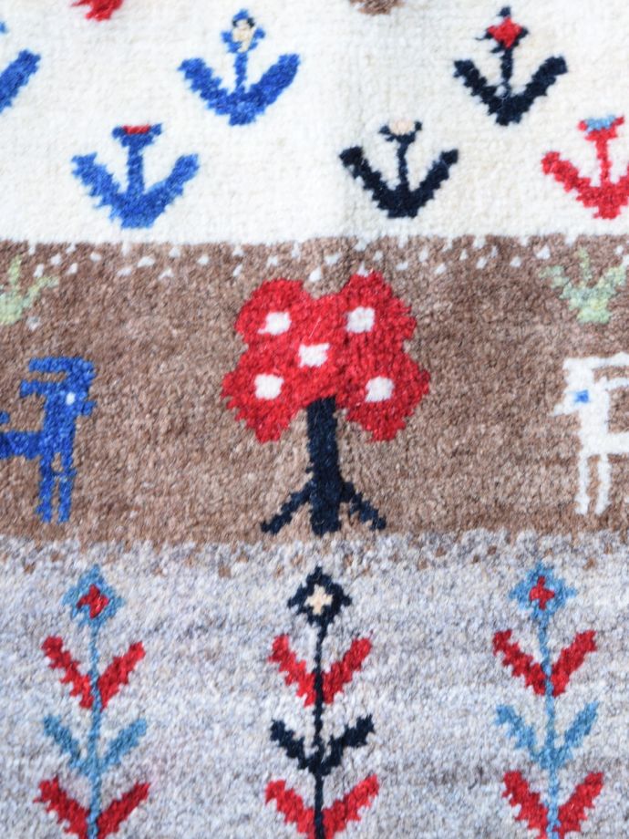 丸い形のおしゃれな座布団、コンパクトなサイズのカシュクリのギャッベ