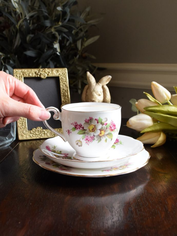 イギリスから届いたアンティークの食器、Bell China（ベルチャイナ）の