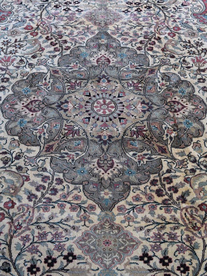 トルコから届いたカイセリのおしゃれな絨毯、一点もののビンテージ絨毯