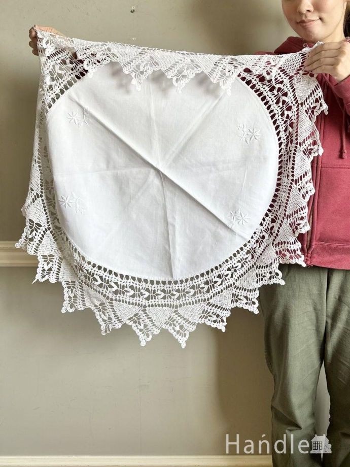 お花の刺繍が入ったテーブルクロス、丸い形のアンティーククロス(m