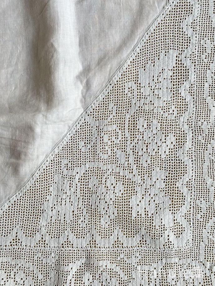 フランスから届いたアンティーク雑貨、美しいフィレレースのテーブル