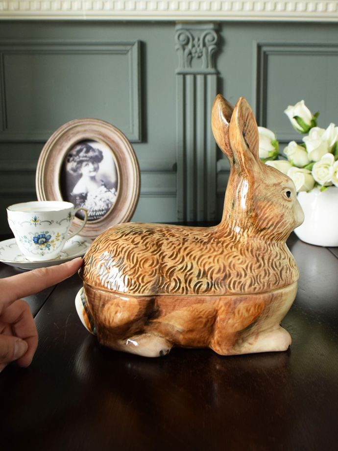 フランスから届いたうさぎ型のアンティークテリーヌポット、Michel