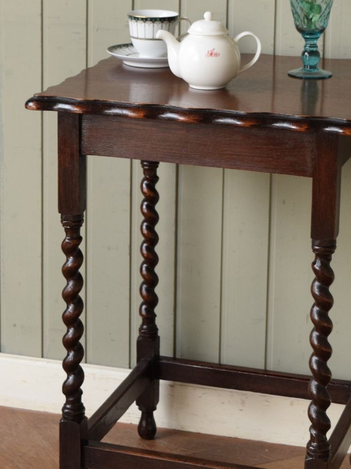 アンティークのサイドテーブル、ツイスト脚の美しい英国の