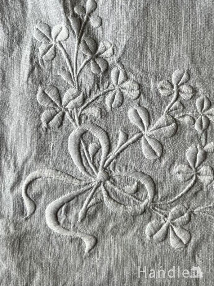 クローバーのブーケの刺繍がおしゃれな、スクエア型のアンティーク