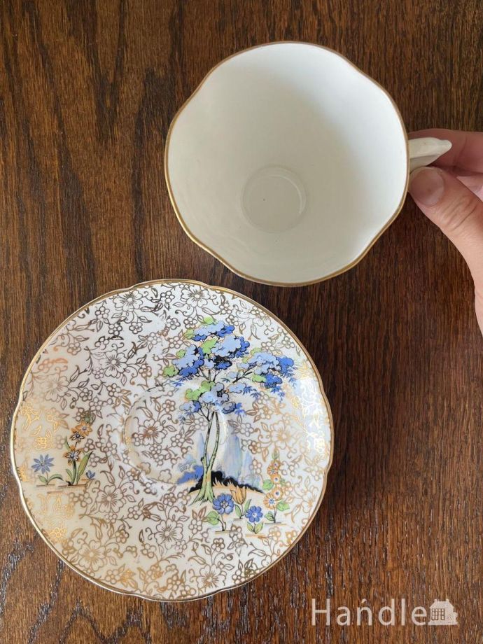 チンツ柄に青いお花が描かれた、キラキラ輝くアンティークのカップ