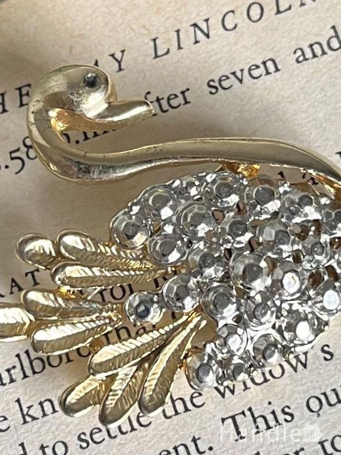 キラキラ輝くイギリスのビンテージアクセサリー、優雅に泳ぐ白鳥