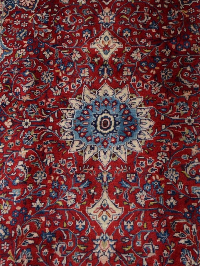 メダリオン模様が美しいビンテージラグ、サルーク（Saroogh）の