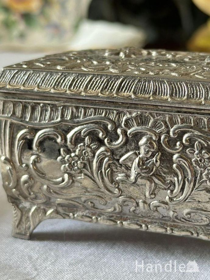 エンジェルの模様が可愛いアンティーク箱、レクタングル型のジュエリー