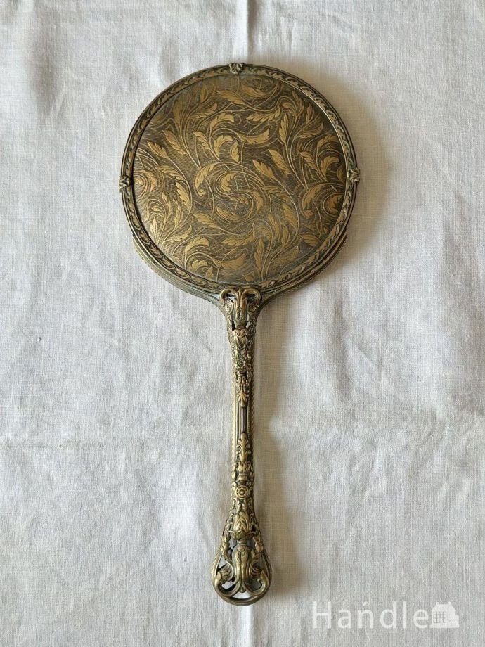イギリスから届いたアンティークの手鏡、装飾が美しい真鍮のハンド