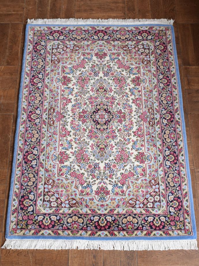 色使いがおしゃれなケルマンのペルシャ絨毯、細かく手結びされたお花
