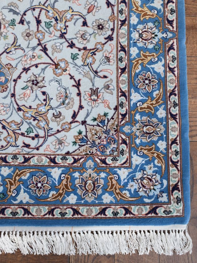 イスファハーンのメダリオンが美しい絨毯、シルクが入った青いペルシャ