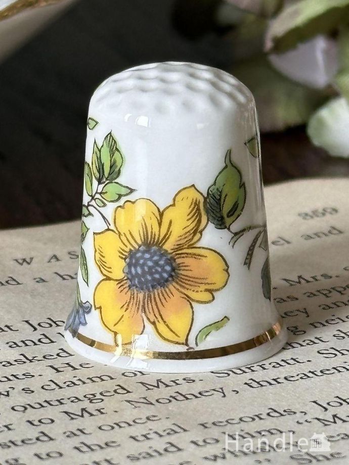 イギリスのアンティーク雑貨、カラフルなお花の陶器製のシンブル(m